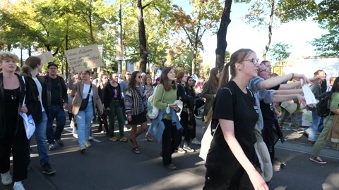 Fridays for Future protest in downtown Vienna 스톡 동영상 218738529