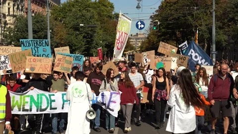 Fridays for Future protest in downtown Vienna 스톡 동영상 218738907