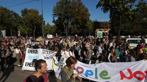 Fridays for Future protest in downtown Vienna 스톡 동영상 218738983