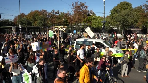 Fridays for Future protest in downtown Vienna 스톡 동영상 218738991
