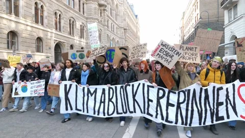 Fridays for Future protest in downtown Vienna 스톡 동영상 234870125