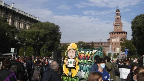 Fridays For Future rally to demand action against climate change. Vídeo Stock 140796661