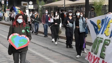 Fridays For Future rally to demand action against climate change. Vídeo Stock 140799664