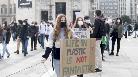Fridays For Future rally to demand action against climate change. Vídeo Stock 140800577
