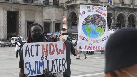 Fridays For Future rally to demand action against climate change. Vídeo Stock 140801526