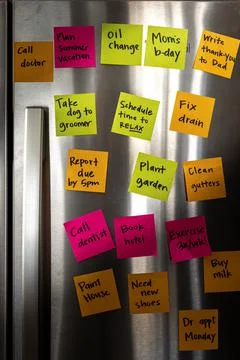 Fridge Door Full of Reminder Notes with Schedule Time to Relax Memo Highlight Foto stock