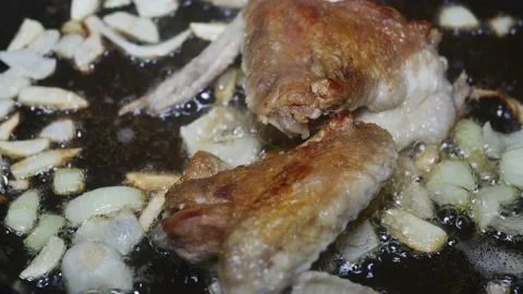 Fried appetizing wings with a crust with onions, close-up 库存影片 225243075