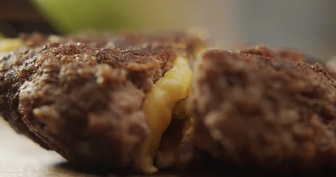 Fried beef cutlet for burger in the context with cheese viscous filling Vidéo 117405710