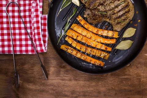 Fried beef stack and carrots on a round frying pan Stock-Fotos