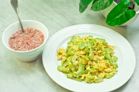 Fried bitter melon with egg 库存照片