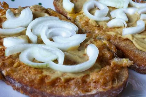 Fried bread with egg and onion detail Fotos Stock