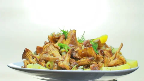 Fried chanterelles with potatoes. Video stock 94159670