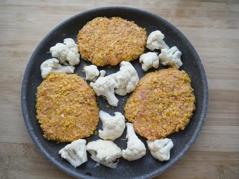 Fried chicken and turkey cutlets with cauliflower in a frying pan. Stock-Fotos