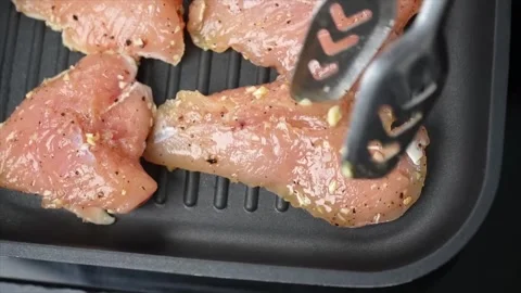 Fried chicken breast cooked on grill pan close view Video stock 286073270