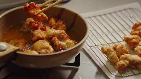 Fried Chicken in a Frying Pan 库存影片 332837409