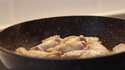 Fried chicken in a pan steamed 库存影片 313561303