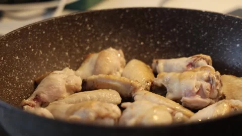 Fried chicken in a pan steamed 库存影片 313562078
