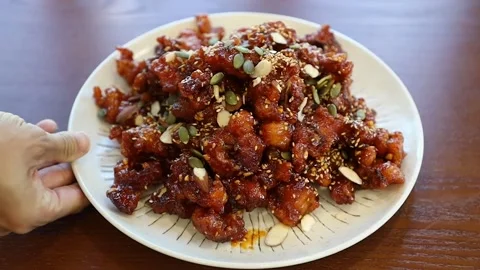 Fried chicken putting on the table Vídeo Stock 302949411