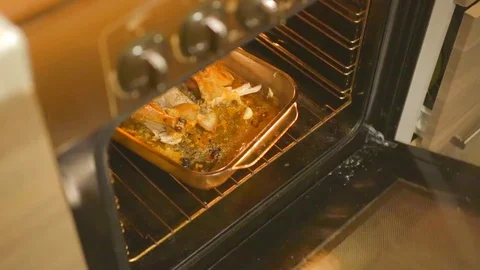 Fried chicken remove from oven Stock Footage 82496583