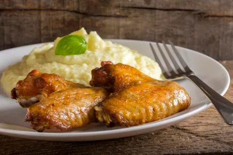 Fried chicken wings and mashed potatoes Stockfoto's