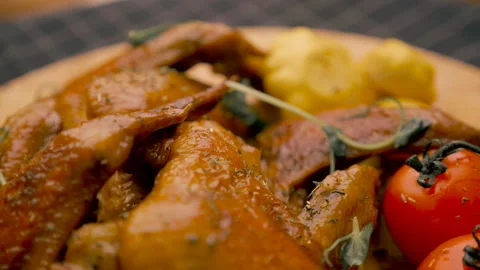 Fried chicken wings on a plate Video stock 143115115