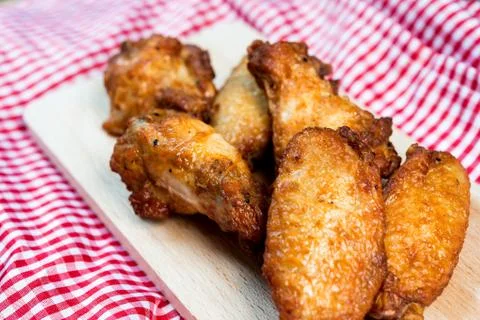 Fried chicken wings on table Stock-Fotos