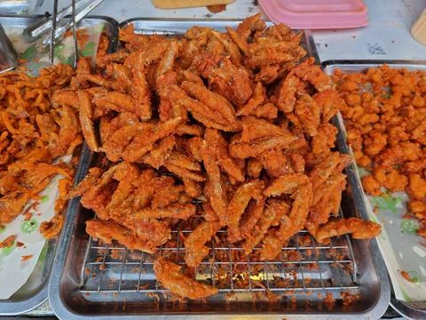 Fried chicken wings using the top of the chicken wings to coat with spices. I Foto stock