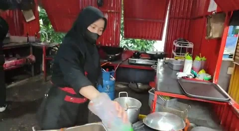 Fried chilli's sauces 스톡 동영상 229670363