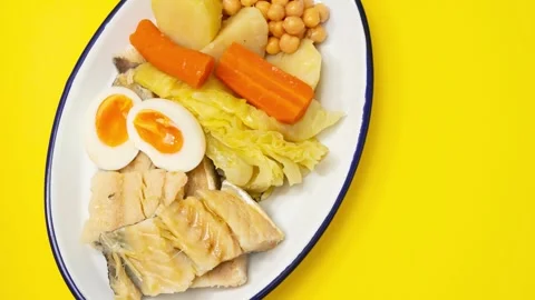 Fried cod fish with white beans on the plate Video stock 243833798