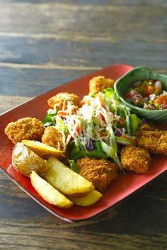 Fried dory fish or fried Fish Pangasius, served with fried potatoes, vegeta.. Foto stock