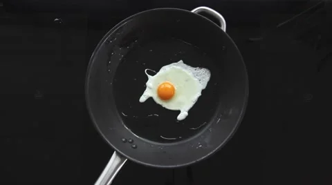 Fried egg in a black pan 스톡 동영상 47210815