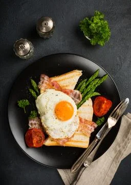 Fried egg with bread toast and asparagus Stock-Fotos