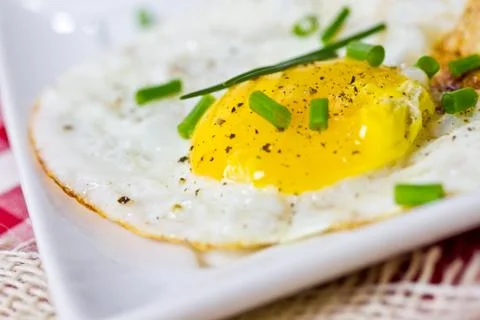 Fried egg with chives Foto stock