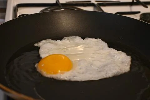 Fried egg cooking in a pan Stockfoto's