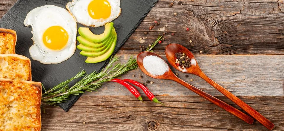 Fried egg. In the course of making breakfast with fried eggs and fresh vegeta Фото
