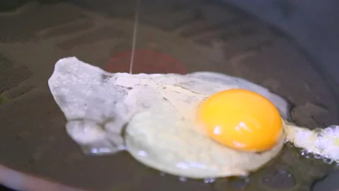 Fried egg in a dish in oil. Shallow depth of field. Vídeos de archivo 169792401
