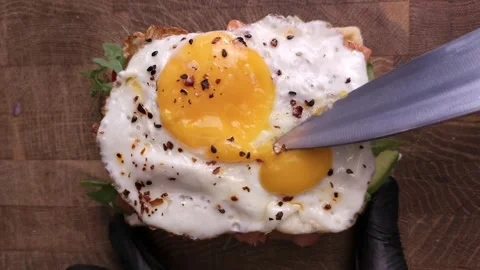 Fried egg Vídeos de archivo 301542473