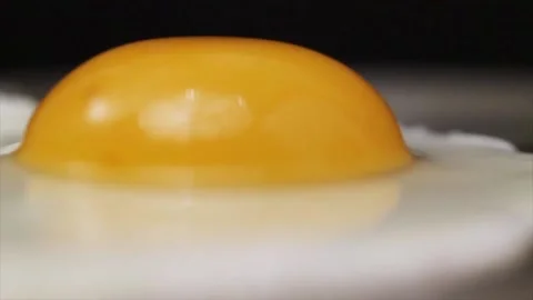 Fried egg on a frying pan close up. Video stock 86983820