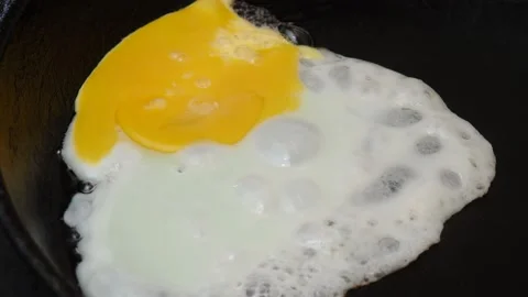 Fried egg in a frying pan Stock Footage 154329065