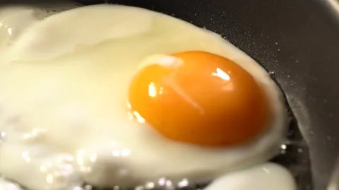 Fried egg in a frying pan Stock Footage 157151415