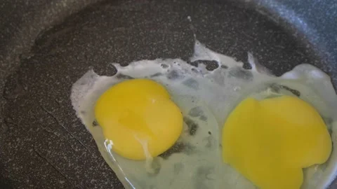 Fried egg on frying pan Stock Footage 168789090