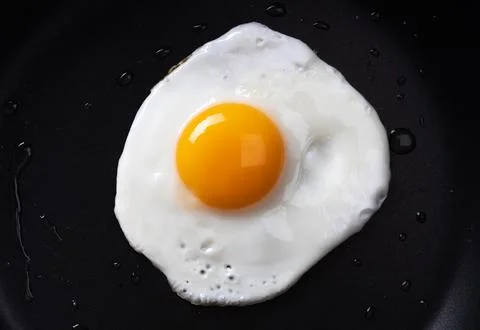 Fried egg in a frying pan. Simple breakfast. Close up. Foto stock