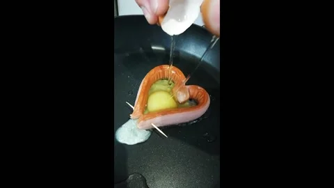 Fried egg heart shaped with thin sausage 動画素材 130760174