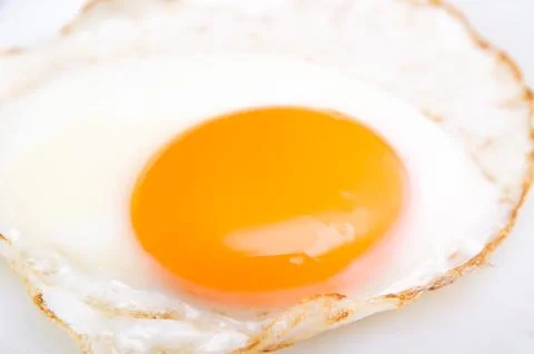 Fried egg isolated on dish Foto stock
