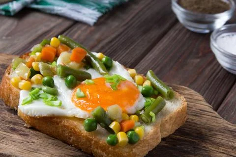 Fried egg with mexican vegetable mix and bread Foto stock