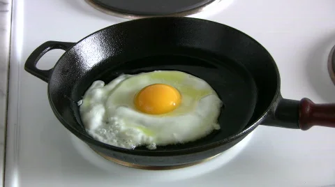 Fried egg on a pan. Video stock 445252