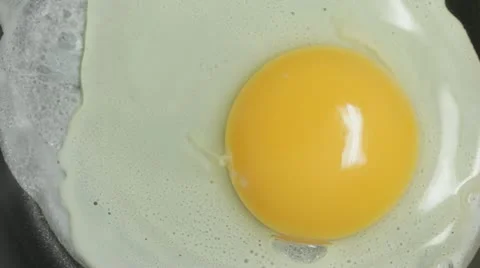 Fried egg in pan. Stock Footage 10915519