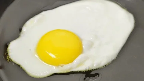 Fried egg on pan Video stock 82530521