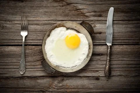 Fried egg on a pan served Foto stock