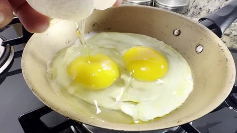 Fried egg in the pan Slowm Stock Footage 336557461